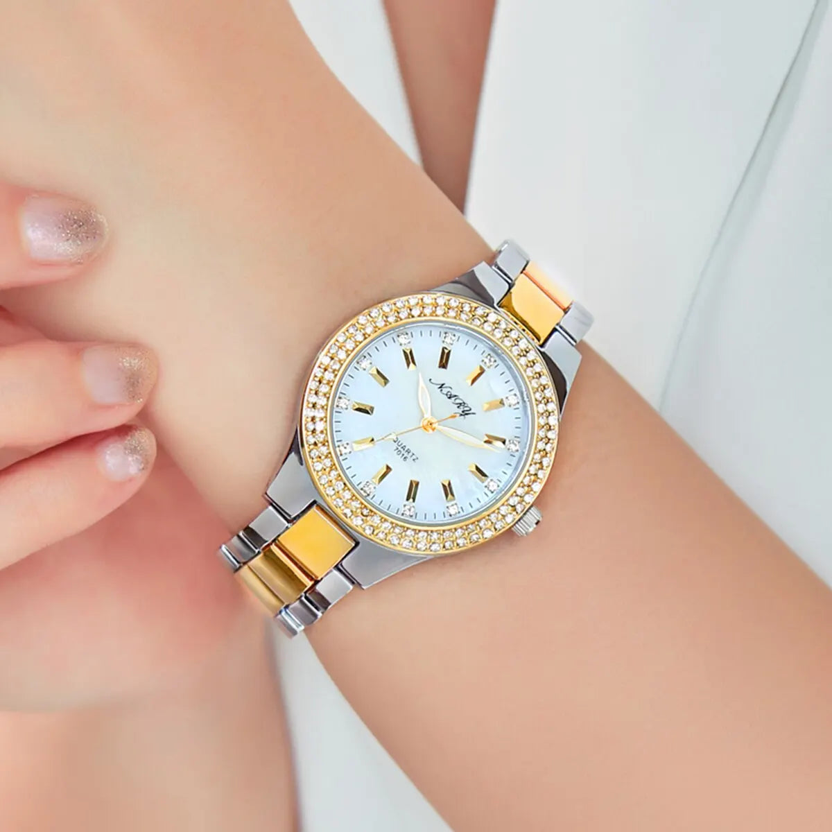 Women'S Elegant Casual Goldn Watch Crystal Diamond Inlaid Watch Stainless Steel Silver Waterproof Quartz Watch